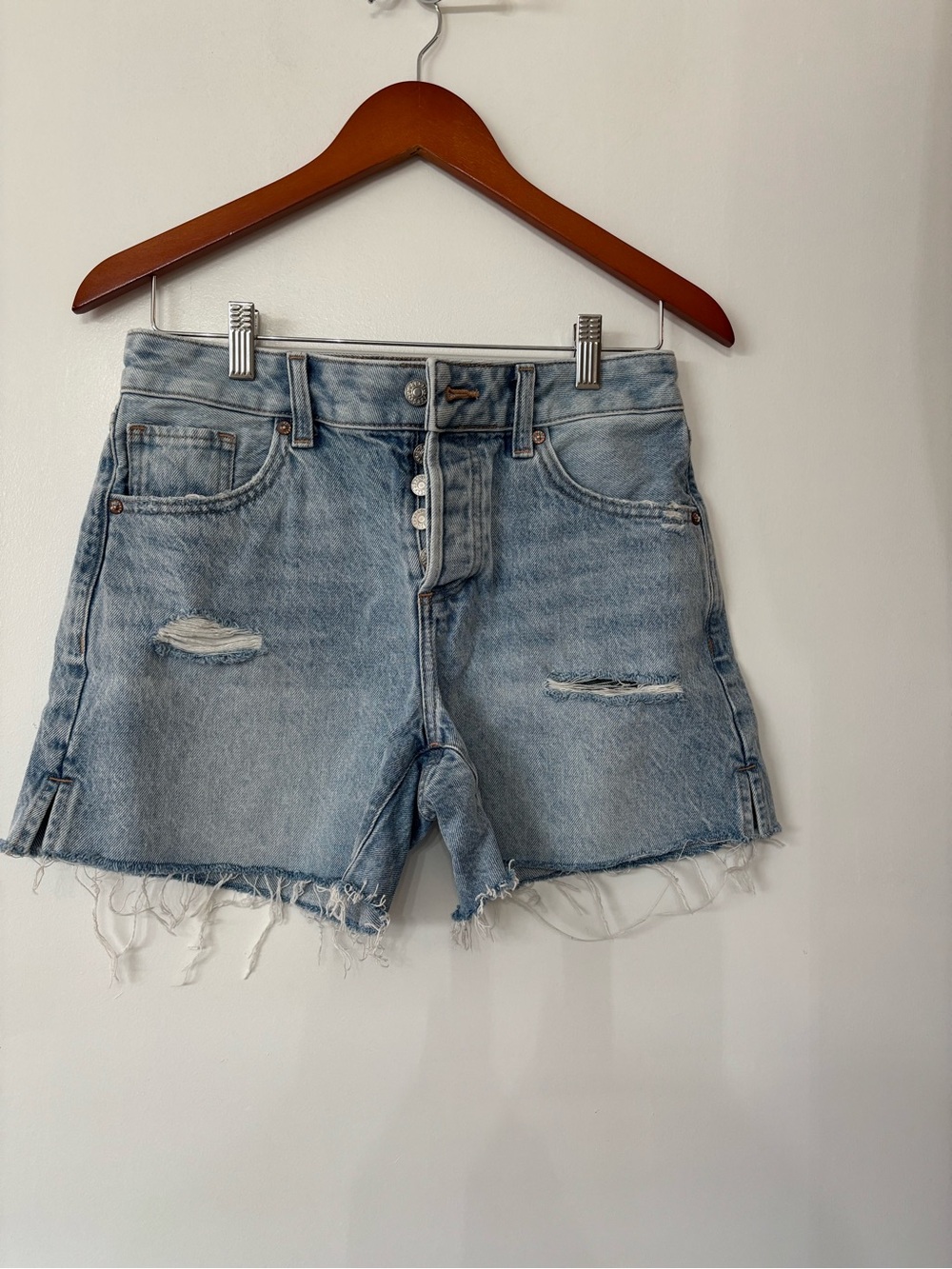 Express Women Blue Button Fly Boyfriend Midi Raw Hem Denim Shorts Size 2